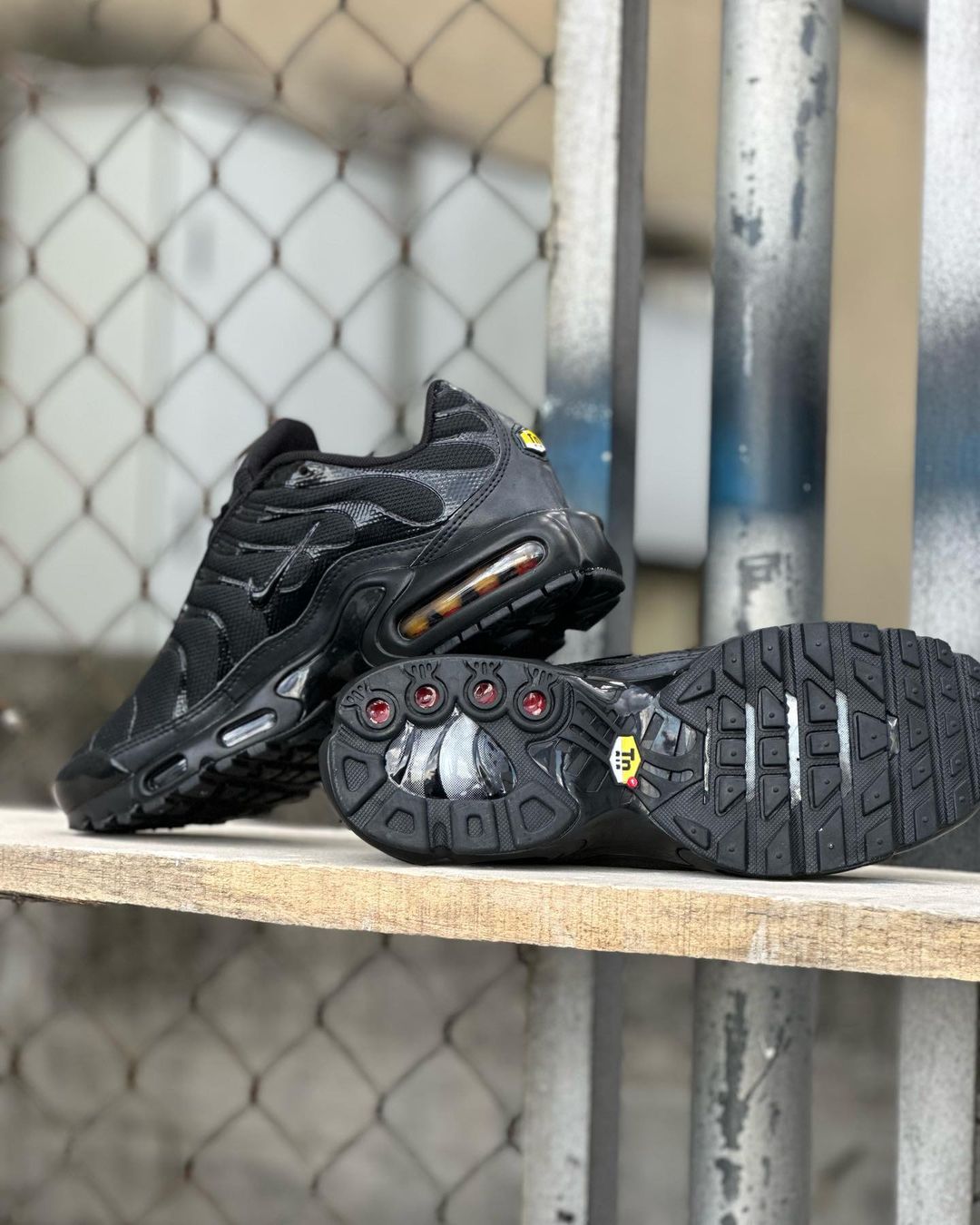 NIKE AIR MAX PLUS TN BLACK